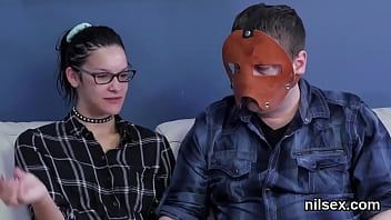 Odtwórz Perwersyjna nimfomanka zostaje przywieziona do dziury w tyłku w celu bolesnego leczenia
