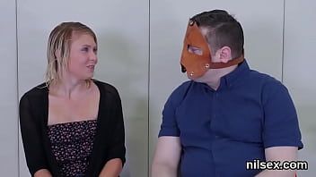 Odtwórz Niegrzeczna ślicznotka zostaje zabrana do domu wariatów na niezręczną terapię