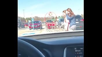 play Sperme pendant que la milf se tient à côté de la portière de ma voiture