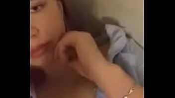 播放 性感的女孩在 camwhore.online 上展示她的乳房