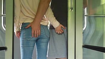 play Ein unbekanntes Mädchen berührt meinen Schwanz im Zug und dann wichse ich im Badezimmer.