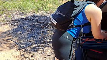 Jouer Enfoncer le cousin de mon ami dans une forêt en plein air