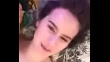 Reproduzir Adolescente fofo sozinho em casa se masturbando