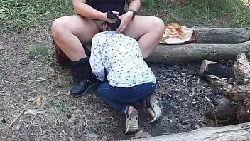 Odtwórz Pieprzyłem nieznajomego w lesie w usta - dziewczyny latają orgazmem