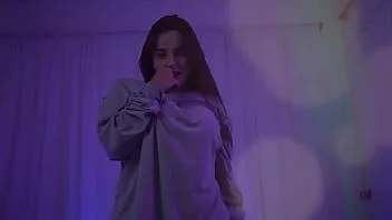 播放 娜塔莉跳舞脱掉衣服