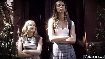 Reproducir Plaintaboo.com - dos rivales adolescentes chupan y follan al profesor