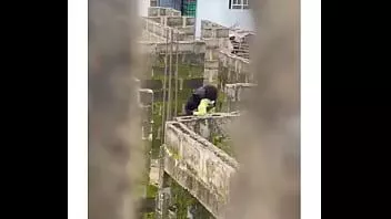 再生 未完成のビルで近所の人妻と10代の性交