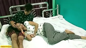播放 他妈的妻子性感妈妈！但她抓住了我们赤身裸体！