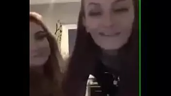 تشغيل المراهقين البريطانيين إغاظة وامض الثدي على ameporn