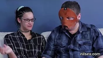 Odtwórz Perwersyjna nimfomanka zostaje przywieziona do dziury w tyłku w celu bolesnego leczenia