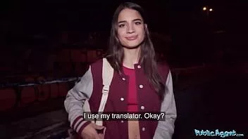 Jouer Agent public chaud modèle français est plus qu'heureux de se faire baiser par un inconnu en public