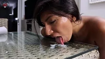 تشغيل لعق نائب الرئيس من على الطاولة الزجاجية بعد الحصول على مارس الجنس