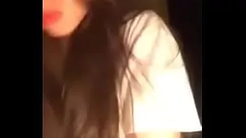 تشغيل الفتاة بالملل في الملابس الداخلية مع الجسم الجميل