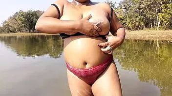 Putar Hot desi gadis mandi luar ruangan dengan kliennya.