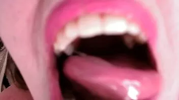 Play 615 blue eyed american woman with huge ass, beautiful smile and a bottle of oil
