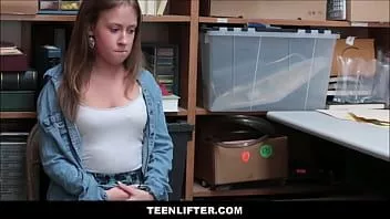 play Teenlifter - 恥ずかしがり屋のティーンエイジャーが万引きストリップを見つけて警官に犯された - ブルック・ブリス、ライアン・マクレーン