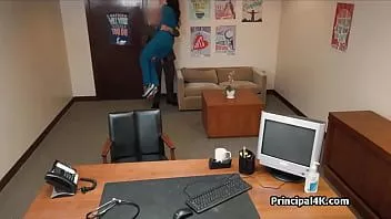 play Kepala sekolah meniduri perawat MILF di mejanya