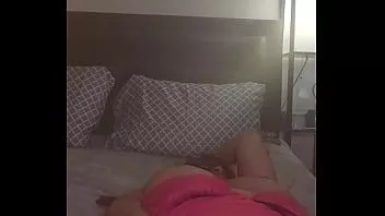 play Dea veut savoir si tu veux la regarder jouer avec son gode dans le cul et la chatte ?