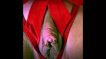 চালান একটি বড় clit সঙ্গে ক্রীড়াবিদ স্ত্রী একটি ছুটির উপহার প্রদান করে