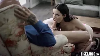 play Adolescente de tetas pequeñas jugó con chicos grandes y duros con la boca