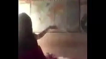 播放 俄罗斯女孩在 ameporn 上展示她的胸部