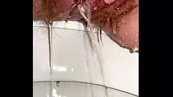 Reproducir Diario de orina. bienvenido a mi baño. Un coñito peludo orina y orina corre por sus muslos blancos. jovencita enojada salpicando.