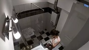 播放 隐藏的凸轮 - 在淋浴时监视我的妹妹