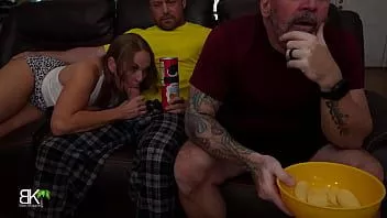 Abspielen Ich gebe meinem Stiefsohn einen Blowjob, während mein ahnungsloser Mann fernsieht
