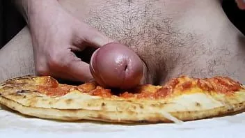 Odtwórz Duża pizza z kiełbasą i podwójną porcją spermy