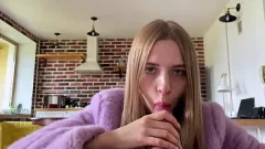 Jouer Escapade hivernale : la jeune COLLEGEGIRL se réchauffe avec un manteau de fourrure rose et une énorme bite !