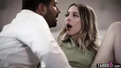 Reproducir La pequeña adolescente Lily Larimar tiene sexo duro y duro con su novio mayor