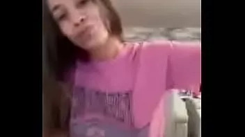 Reproduzir Adolescente brincando com seu underboobs no camwhore.online