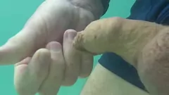 播放 危险的公共海洋自慰与金流和小射精
