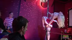 播放 在脱衣舞俱乐部举行的圣诞节庆祝活动：与金发和黑发摩洛伊斯兰解放阵线的肛交性交