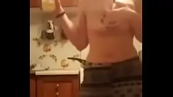 Abspielen Heiße russische Milf neckt ihr Publikum
