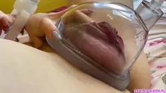 Reproducir Adolescente amateur experimenta con bomba vaginal en porno casero caliente