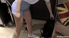 Redare Bătrânul frate vitreg o drăguță pe sora vitregă după școală