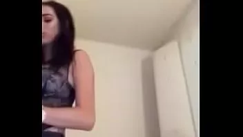 再生 Amepornで彼女の猫と遊ぶアメリカの女の子