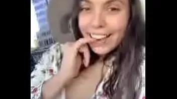 再生 車の中でミニスカートでお尻をからかう女の子
